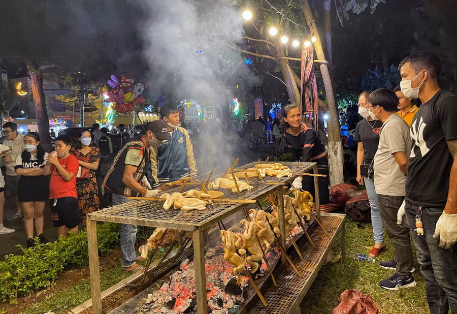 Ẩm thực truyền thống phục vụ du khách tại khu vực Quảng trường. Ảnh: Minh Châu