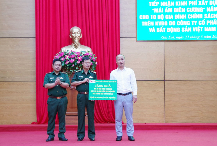 Đại tá Trần Tiến Hải-Chỉ huy trưởng BĐBP tỉnh và Thượng tá Rơ Mah Tuân-Chính ủy BĐBP tỉnh tiếp nhận bảng tựng trưng hỗ trợ xây dựng mái ấm biên cương. Ảnh: Anh Huy