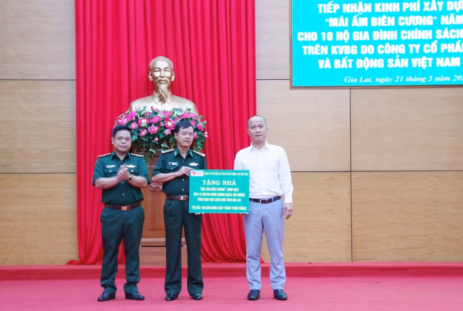 Đại tá Trần Tiến Hải-Chỉ huy trưởng BĐBP tỉnh và Thượng tá Rơ Mah Tuân-Chính ủy BĐBP tỉnh tiếp nhận bảng tựng trưng hỗ trợ xây dựng mái ấm biên cương. Ảnh: Anh Huy