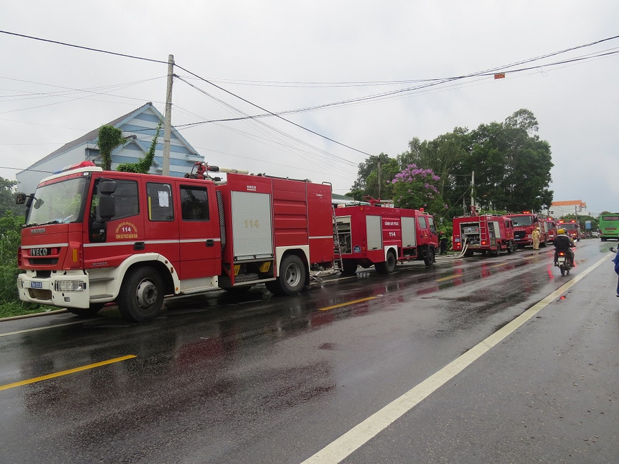 Xe chữa cháy tham gia dập lửa. Ảnh: Trang Thy