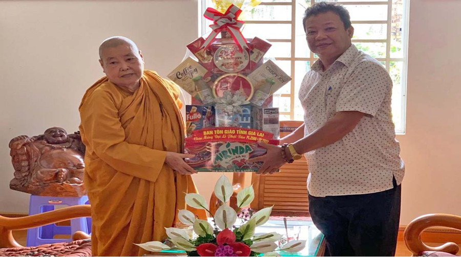 Trưởng Ban tôn giáo tỉnh Hồ Hải Tần (bìa phải) thăm, chúc mừng Ni trưởng Thích Nữ Hiệp Liên (Tịnh xá Ngọc Trung - Thị xã An Khê) nhân Đại lễ Phật đản. Ảnh: Thanh Nhật
