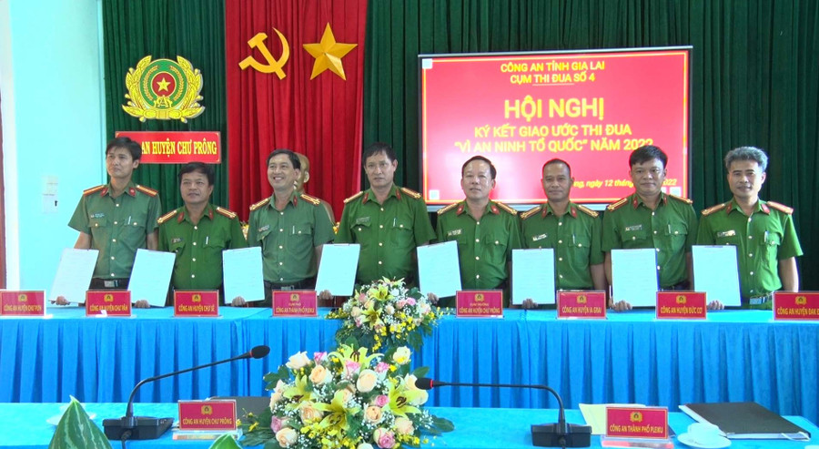 Các đơn vị trong Cụm Thi đua số 04 – Công an tỉnh ký kết giao ước thi đua năm 2022. Ảnh: Rơ Lan Viện