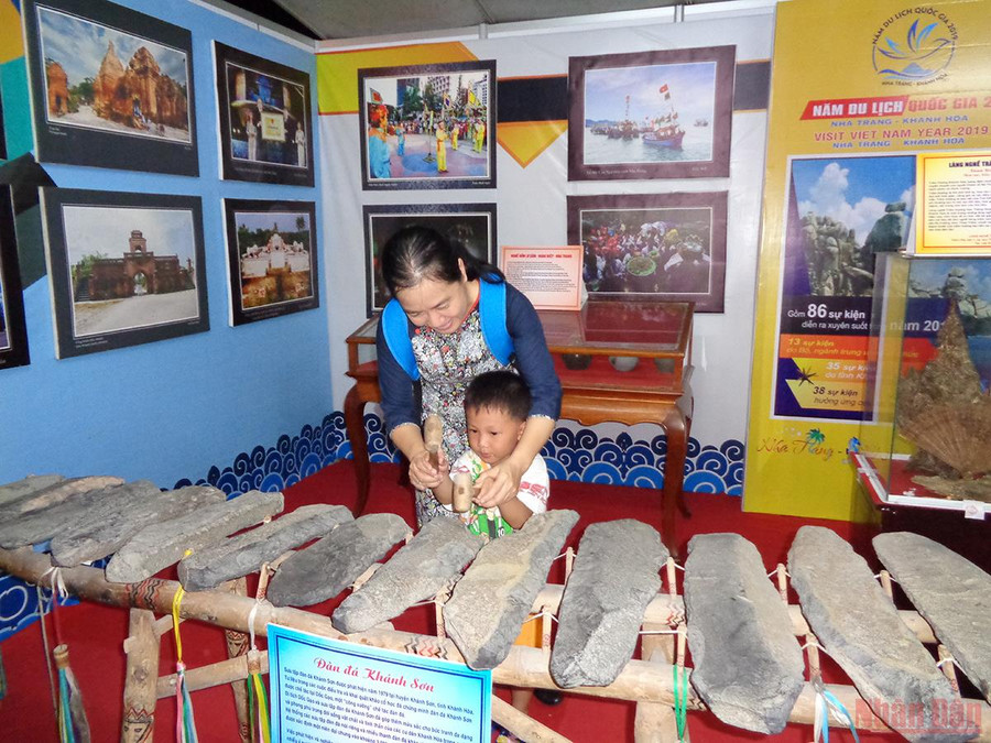 Đàn đá - nét văn hóa độc đáo của người Raglai ở huyện miền núi Khánh Sơn, tỉnh Khánh Hòa. 