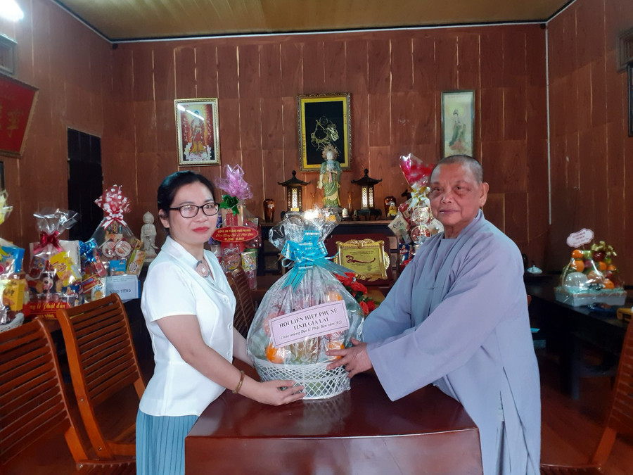Phó Chủ tịch Hội Liên hiệp phụ nữ tỉnh Vũ Thị Bích Ngọc thăm và tặng quà tại chùa Bảo Sơn (TP. Pleik). Ảnh: Minh Vy Phó Chủ tịch Hội Liên hiệp phụ nữ tỉnh Vũ Thị Bích Ngọc thăm và tặng quà tại chùa Bảo Sơn. Ảnh: Minh Vy.