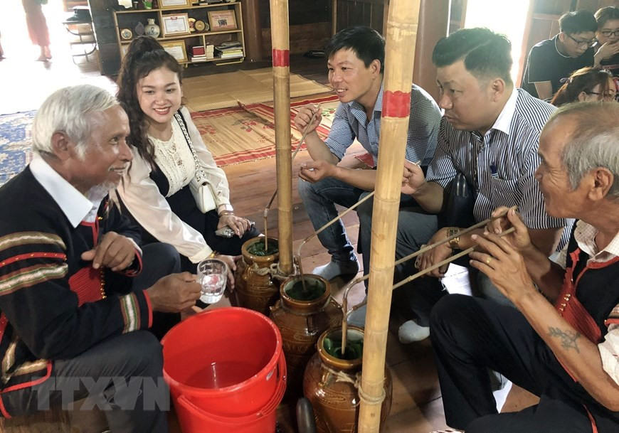 Du khách tìm hiểu, trải nghiệm đời sống của đồng bào dân tộc thiểu số tại chỗ. Ảnh: Hoài Thu/TTXVN Du khách tìm hiểu, trải nghiệm đời sống của đồng bào dân tộc thiểu số tại chỗ. Ảnh: Hoài Thu/TTXVN