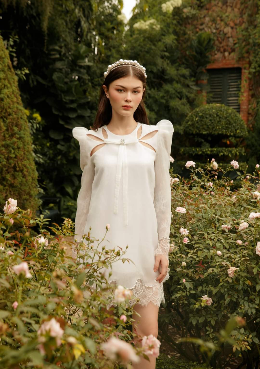 Trong khu vườn địa đàng của mùa hè nàng bỗng trở thành bông hoa nổi bật nhất.