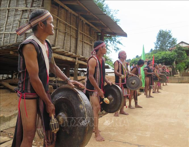 Các nghệ nhân đánh cồng chiêng đón du khách đến với làng du lịch cộng đồng Kon Kơ Tu. Các nghệ nhân đánh cồng chiêng đón du khách đến với làng du lịch cộng đồng Kon Kơ Tu.