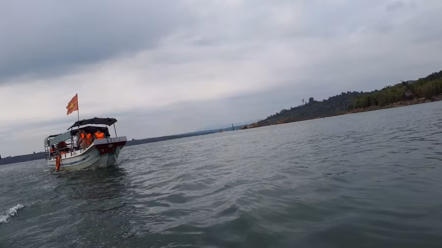 Các dịch vụ du lịch trên lòng hồ thuỷ điện này mới phát triển mấy năm gần đây.