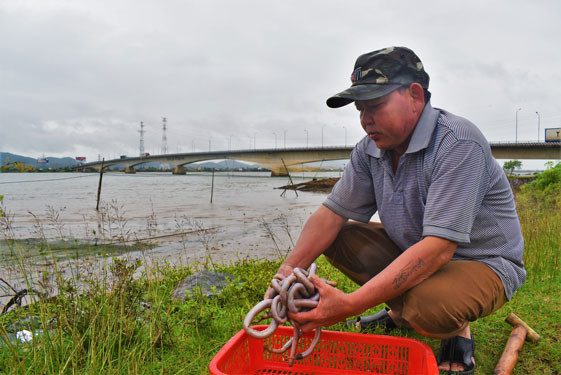 Ông Lê Khắp khai thác sá sùng ở các bãi bồi ven sông Gianh