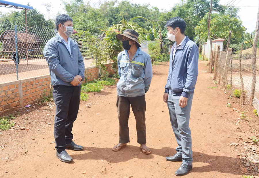  Cán bộ, công chức xã Ia Pết (huyện Đak Đoa) thường xuyên trò chuyện với người dân để nắm bắt tình hình, tháo gỡ kịp thời những vướng mắc. Ảnh: Anh Huy