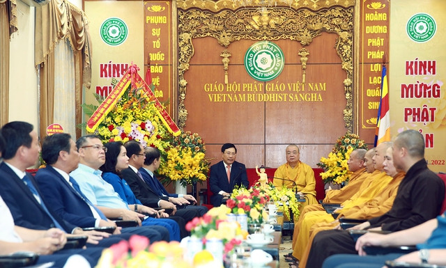 Phó Thủ tướng Thường trực Chính phủ Phạm Bình Minh chúc mừng Trung ương Giáo hội Phật giáo Việt Nam cùng toàn thể tăng ni, phật tử đón đại lễ Phật đản an lạc. Ảnh: VGP/Hải Minh