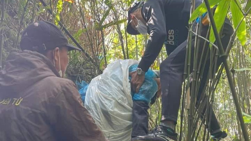  Bà Liên được nhân viên Ban quản lý di tích và rừng quốc gia Yên Tử hỗ trợ đưa xuống núi. Ảnh: Lê Dũng