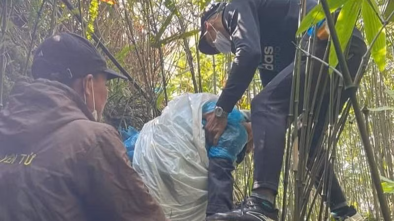 Bà Liên được nhân viên Ban quản lý di tích và rừng quốc gia Yên Tử hỗ trợ đưa xuống núi. Ảnh: Lê Dũng Bà Liên được nhân viên Ban quản lý di tích và rừng quốc gia Yên Tử hỗ trợ đưa xuống núi. Ảnh: Lê Dũng