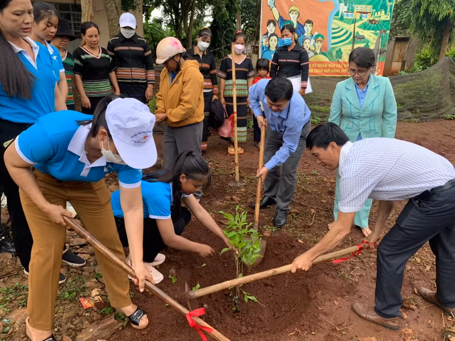 Các đại biểu trồng cây hưởng ứng tại lễ phát động. Ảnh: Hà Chi