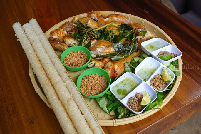 Gà nướng cơm lam