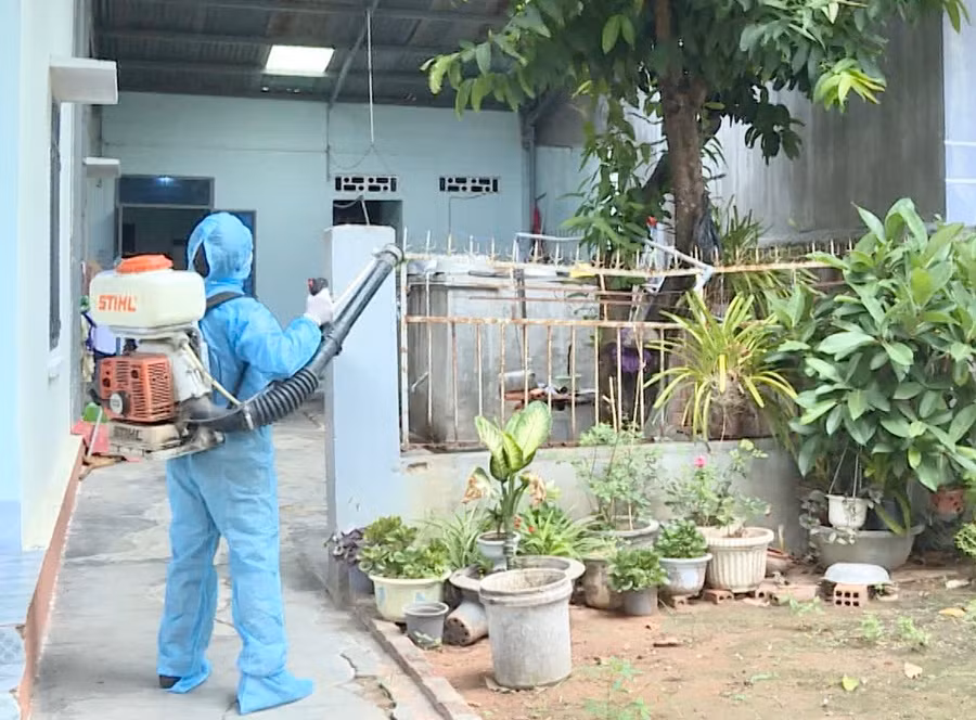 Nhân viên y tế phun hóa chất khử khuẩn tại một ổ dịch trên địa bàn thị trấn Ia Kha, huyện Ia Grai. Ảnh: Như Nguyện