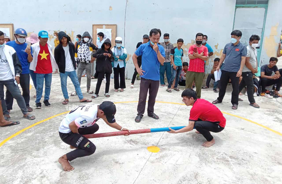 Phần thi đẩy gậy gay cấn. Ảnh: Minh Châu