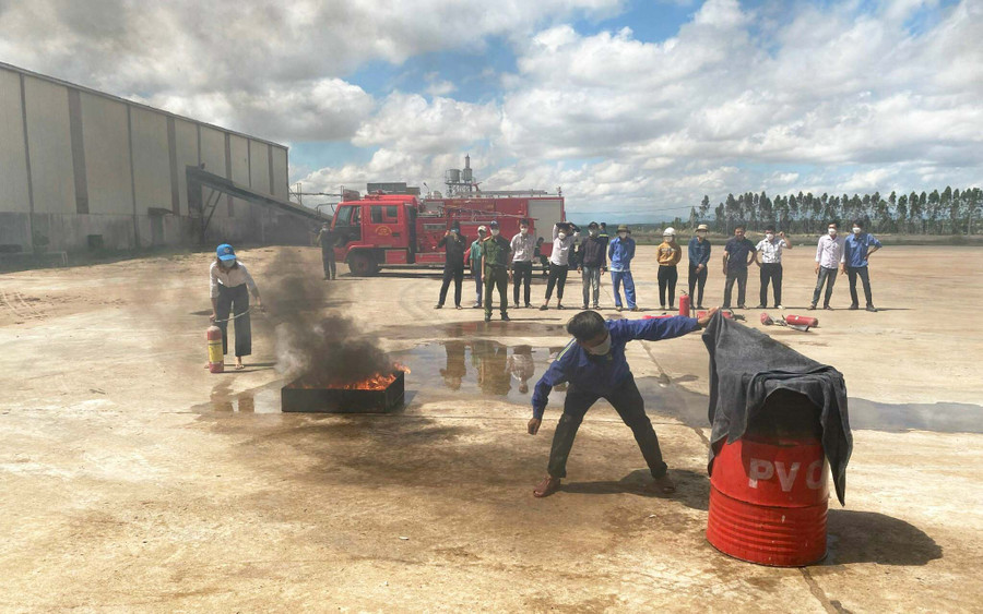 Các công nhân đã được thực tập chữa cháy và cứu nạn cứu hộ. Ảnh: Văn Kỳ