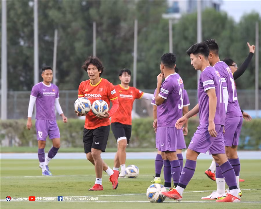 Huấn luyện viên Gong Oh-kyun chỉnh sửa chiến thuật cho U23 Việt Nam. Ảnh: VFF