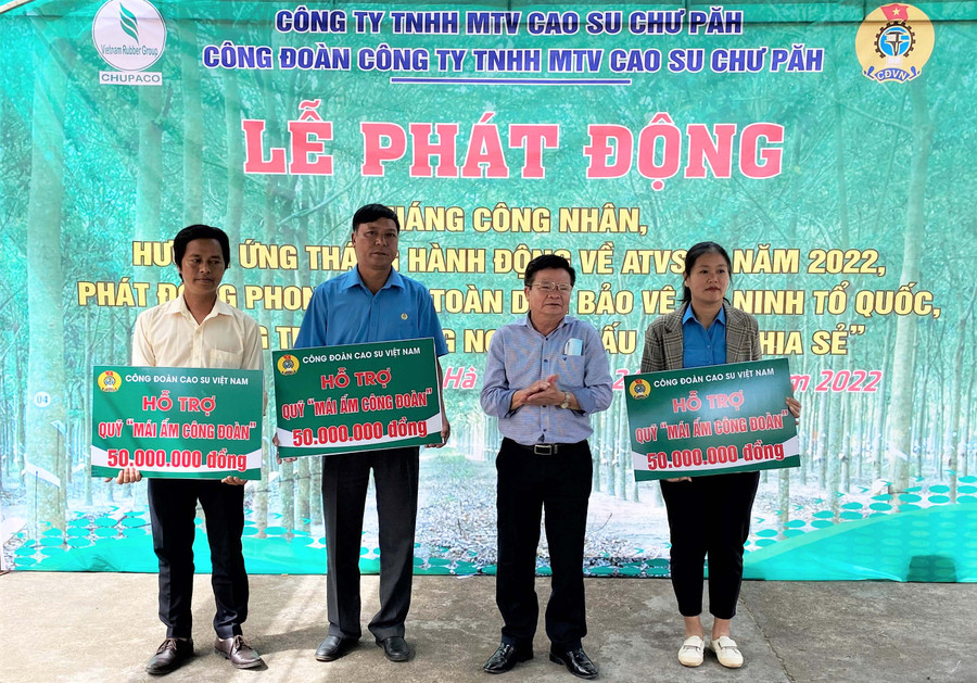 Ông Trương Công Tuyên-Chủ tịch HĐTV công ty trao nhà mái ấm công đoàn cho công nhân. Ảnh: Hà Đức Thành