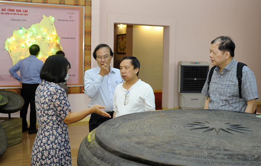 PGS.TS Tống Trung Tín (áo trắng).JPG