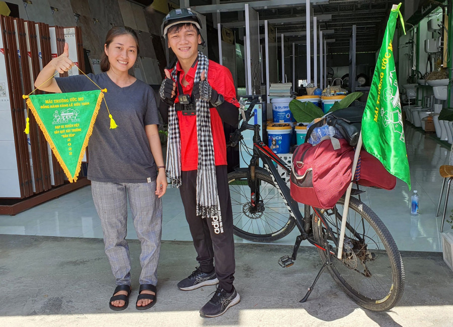 Toàn chuẩn bị các lá cờ hành trình để đi đến đâu gặp những người hỗ trợ mình thì tặng như một sự biết ơn. Ảnh: NVCC