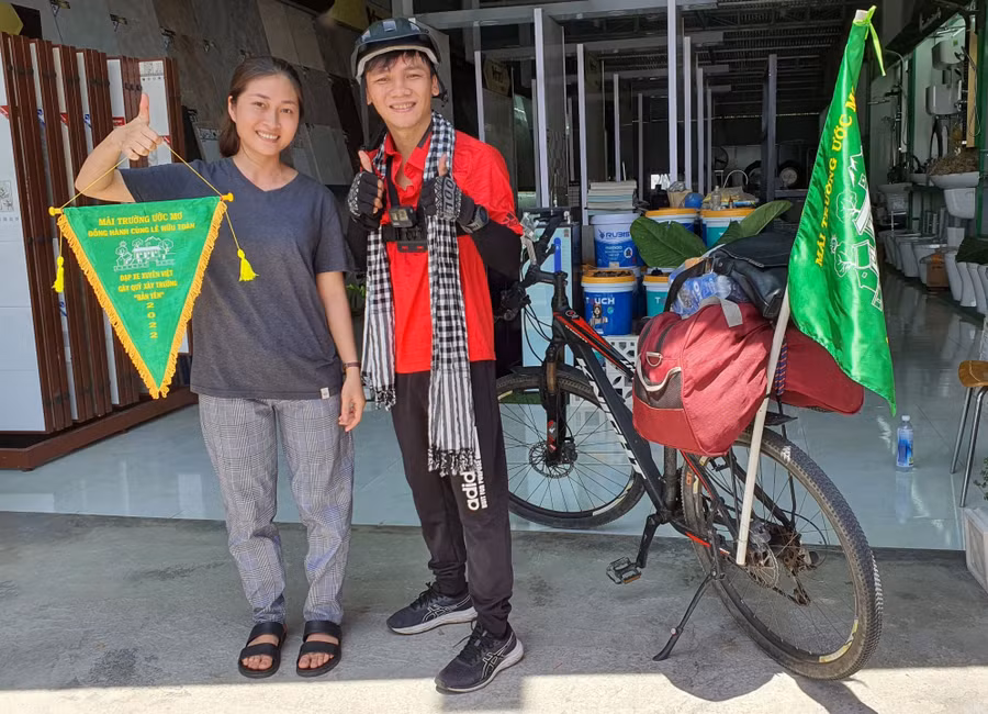 Toàn chuẩn bị các lá cờ hành trình để đi đến đâu gặp những người hỗ trợ mình thì tặng như một sự biết ơn. Ảnh: NVCC