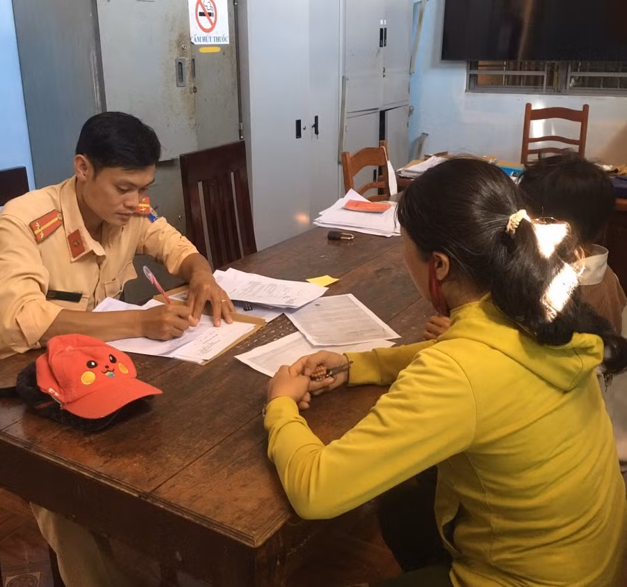 Cơ quan Công an làm việc với đại diện gia đình và em V.