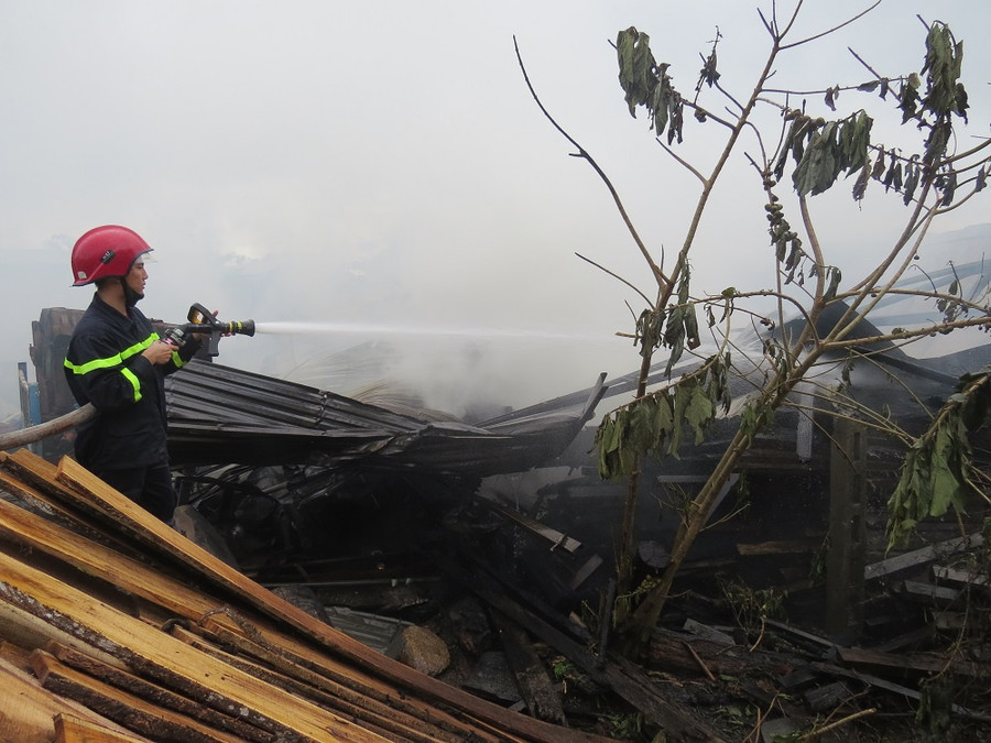 Cảnh sát phòng cháy, chữa cháy đang phun nước dập lửa. Ảnh: Trang Thy