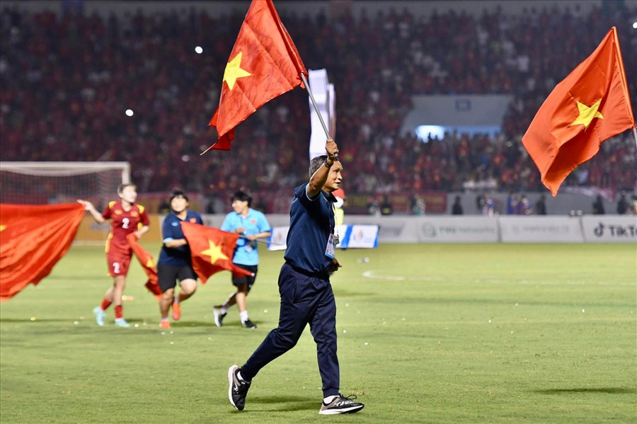 Huấn luyện viên Mai Đức Chung đã có lần thứ 3 liên tiếp giành HCV cùng tuyển nữ Việt Nam. Ảnh: Thanh Vũ