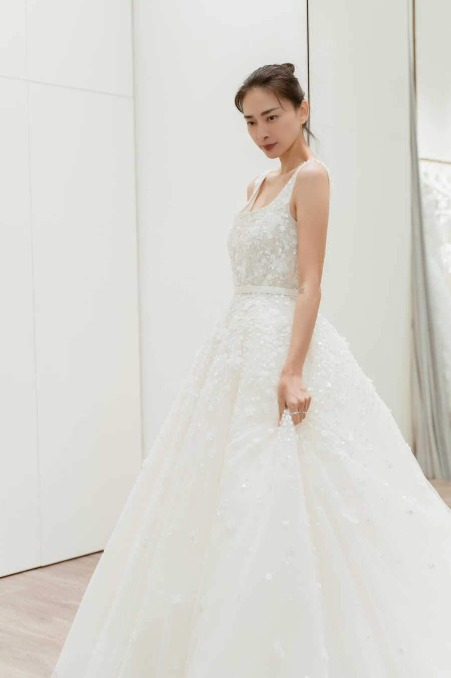 Ngô Thanh Vân khoe nhan sắc rạng rỡ trong buổi thử váy cưới. Ảnh: La Fée Bridal Ngô Thanh Vân khoe nhan sắc rạng rỡ trong buổi thử váy cưới. Ảnh: La Fée Bridal