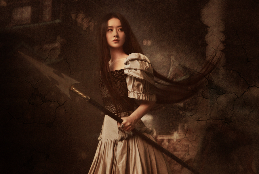 Trong phim này, người đẹp sinh năm 1987 đảm nhận vai Bích Thương vương Thẩm Ly, một nữ chiến thần dũng mãnh của Ma tộc. Đóng cặp với vợ cũ Phùng Thiệu Phong là Lâm Canh Tân, vai Hành Chỉ. Ảnh: WEIBO NV Trong phim này, người đẹp sinh năm 1987 đảm nhận vai Bích Thương vương Thẩm Ly, một nữ chiến thần dũng mãnh của Ma tộc. Đóng cặp với vợ cũ Phùng Thiệu Phong là Lâm Canh Tân, vai Hành Chỉ. Ảnh: WEIBO NV