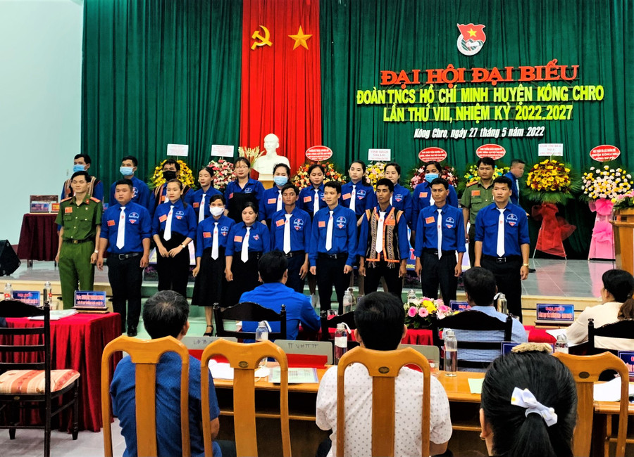 Ban Chấp hành Huyện Đoàn Kông Chro khóa VIII ra mắt tại Đại hội. Ảnh Hà Đức Thành