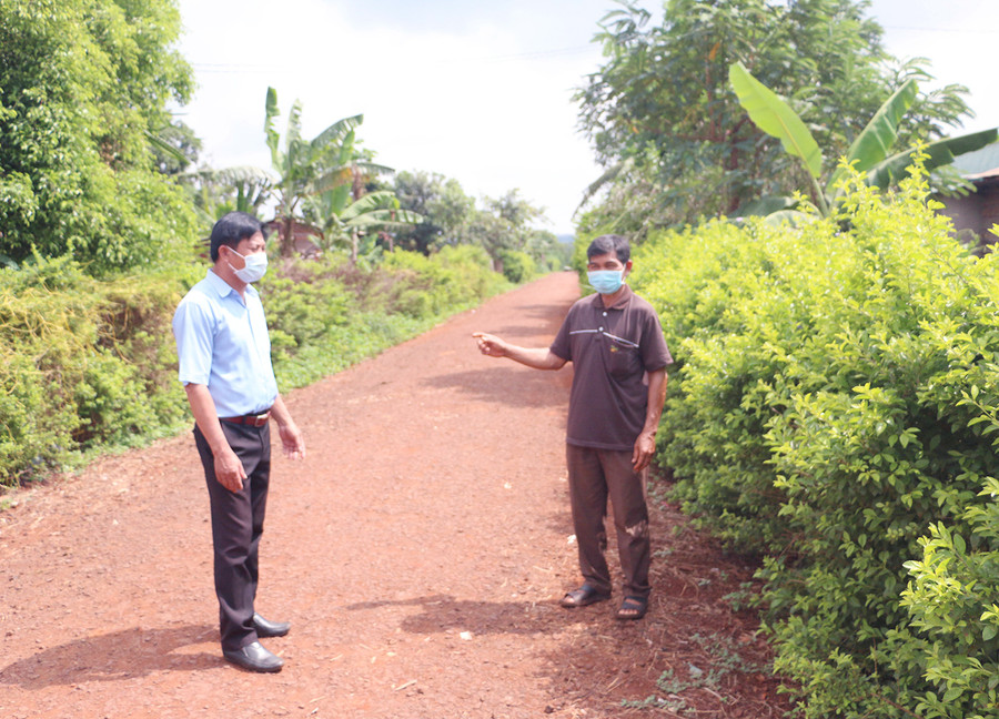 Trưởng thôn Thơ Nhueng Siu Gjac (bìa phải) phấn khởi trước sự đổi thay nhanh chóng của làng nhưng năm qua