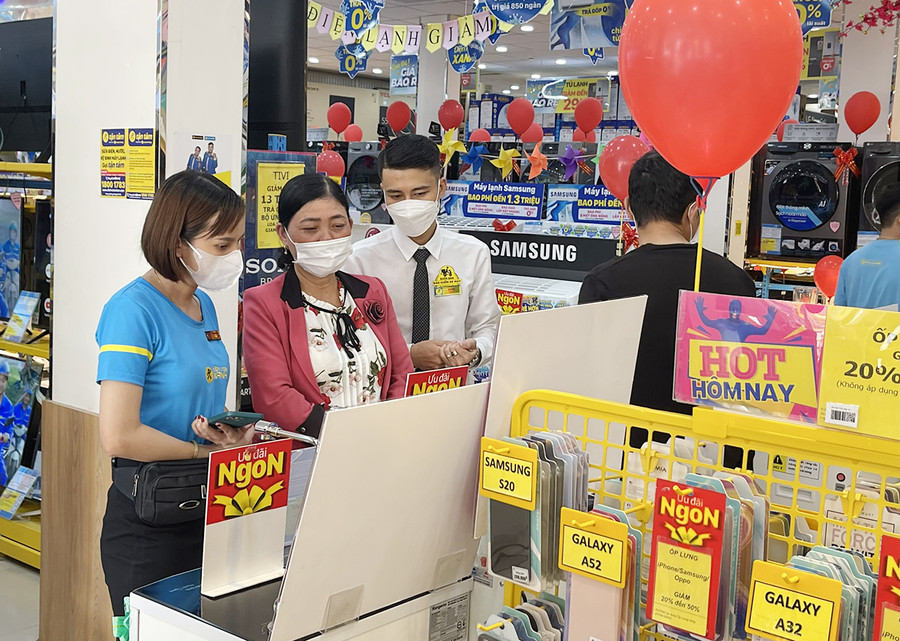 Nhờ triển khai các chương trình ưu đãi giảm giá lớn nên sức tiêu thụ hàng điện máy dự kiến tăng mạnh. Ảnh Vũ Thảo)