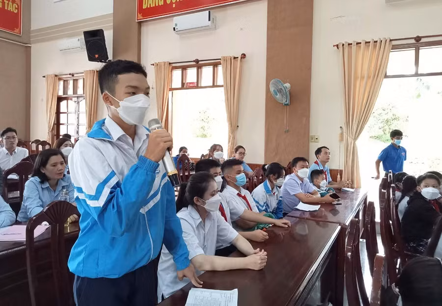 Em Phạm Triệu Phương Duy mong muốn các ngành chức năng cần có những giải pháp hiệu quả phòng chống thông tin xấu độc trên mạng xã hội, gây ảnh hưởng đến tâm lý, hành động của lứa tuổi học sinh. Ảnh: Hà Duyệt