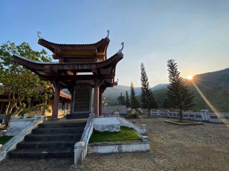 Đài tưởng niệm Liệt sĩ Chư Tan Kra, thuộc xã Ya Xiêr