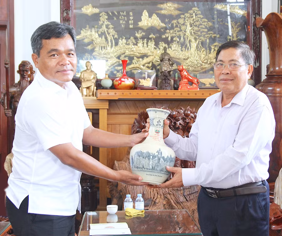  Bí thư Tỉnh ủy Hồ Văn Niên (bìa trái) trao tặng phần quà của tỉnh cho nguyên Bí thư Tỉnh ủy Hà Sơn Nhin nhân dịp kỷ niệm 90 năm Ngày thành lập tỉnh-Ảnh Mộc Trà