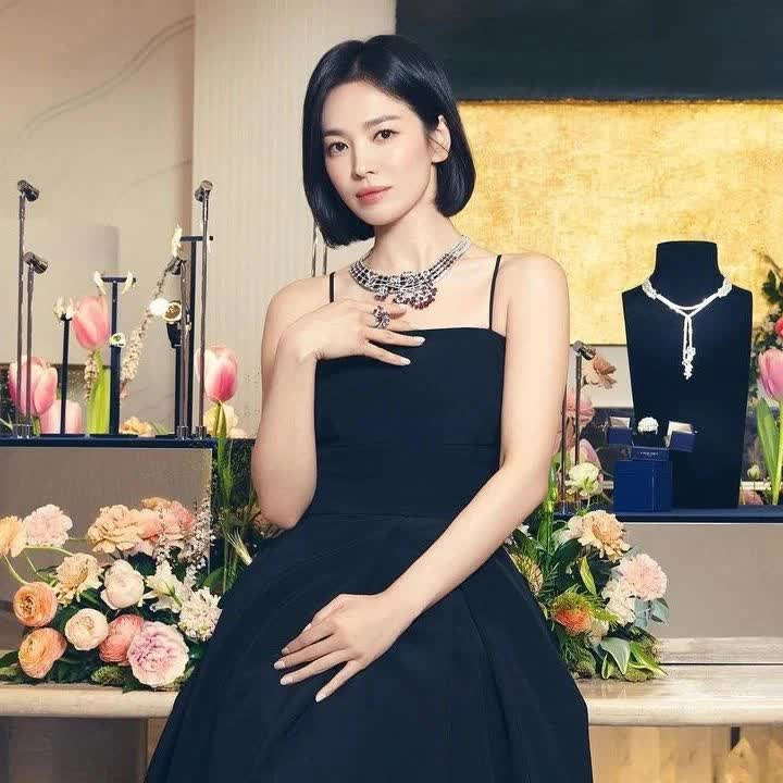 Song Hye Kyo trẻ trung với tóc ngắn. Ảnh: Naver