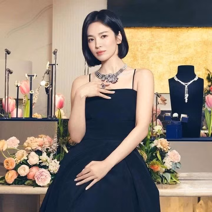 Song Hye Kyo trẻ trung với tóc ngắn. Ảnh: Naver