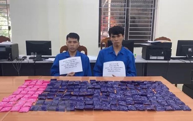 Hai đối tượng Lò Văn Nam (sinh năm 1994) và Quàng Ngọc Châu (sinh năm 1997) cùng tang vật. Ảnh: TTXVN phát