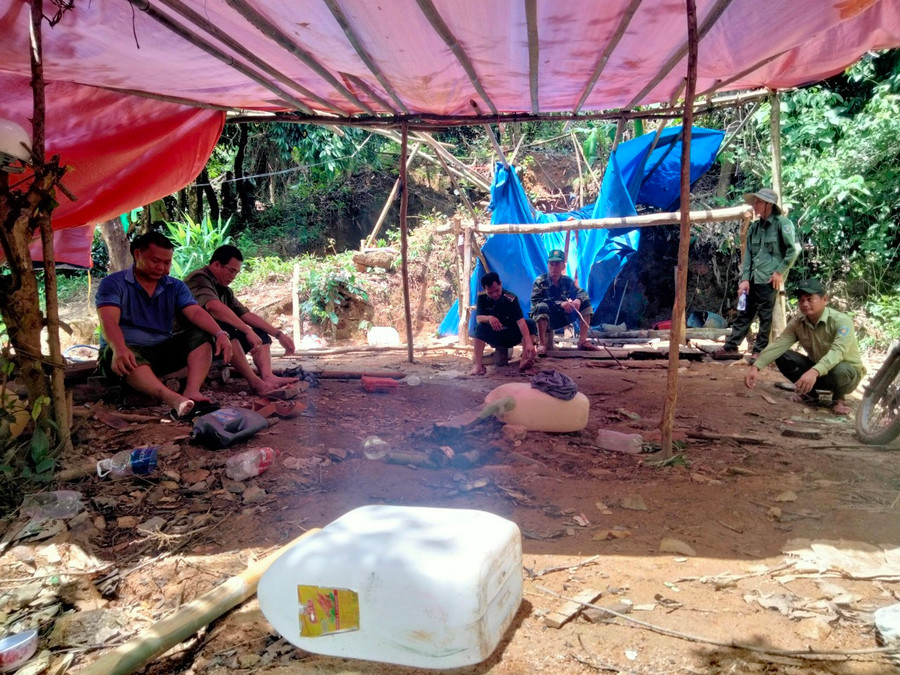 Đoàn liên ngành kiểm tra thông tin phản ánh. Ảnh: Sở TN-MT Kon Tum cung cấp