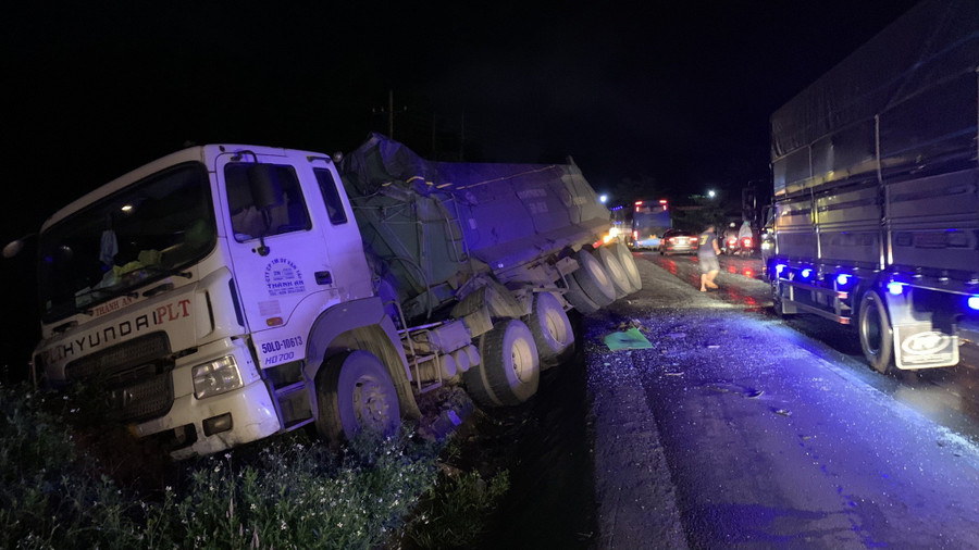 Xe ben lao xuống vệ đường sau cú va chạm với xe khách giường nằm. Ảnh: H.G Xe ben lao xuống vệ đường sau cú va chạm với xe khách giường nằm. Ảnh: H.G