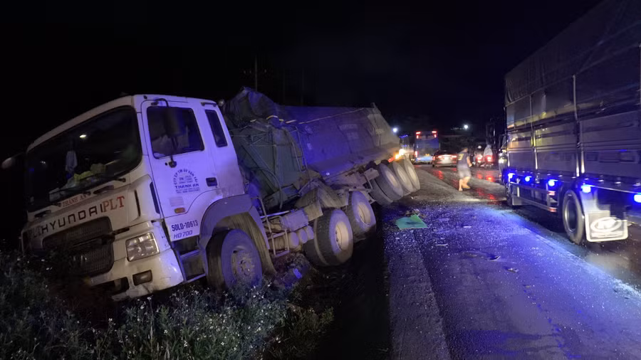 Xe ben lao xuống vệ đường sau cú va chạm với xe khách giường nằm. Ảnh: H.G