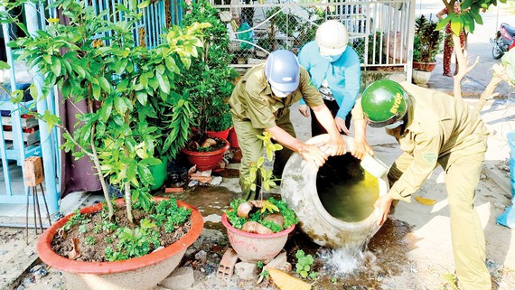 Ra quân diệt lăng quăng để tránh bùng phát các ổ dịch SXH tại huyện Hồng Ngự, Đồng Tháp. Ảnh: TÍN HUY Ra quân diệt lăng quăng để tránh bùng phát các ổ dịch SXH tại huyện Hồng Ngự, Đồng Tháp. Ảnh: TÍN HUY