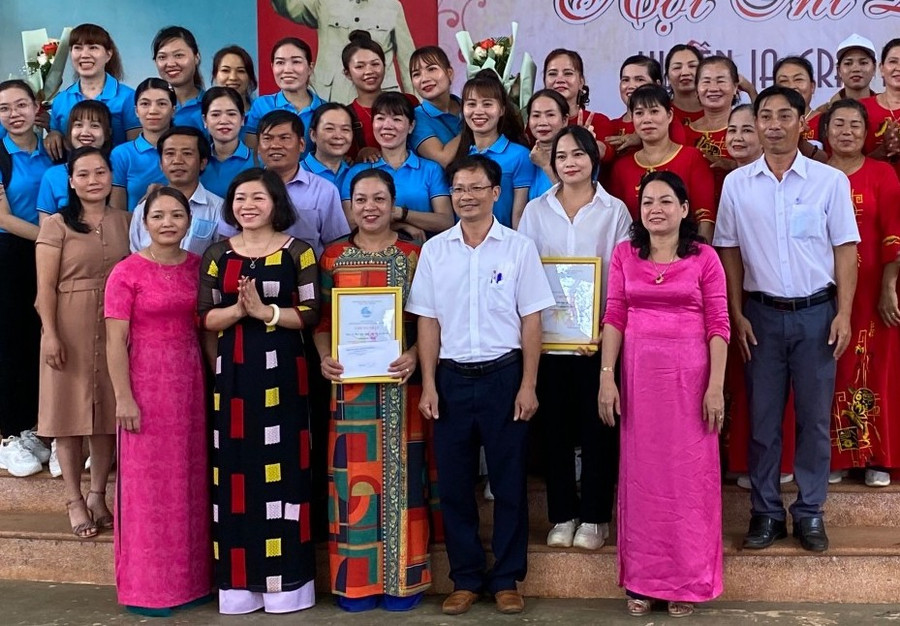 Ban tổ chức trao giải A hai đội thị trấn Ia Kha và xã Ia Tô. Ảnh. Hà Tây Ban tổ chức trao giải A hai đội thị trấn Ia Kha và xã Ia Tô. Ảnh. Hà Tây.jpg