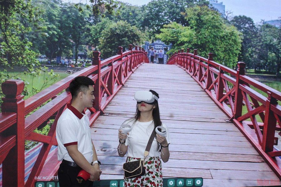 Du khách trải nghiệm du lịch Hà Nội qua tương tác thực tế ảo. (Ảnh: Đăng Khoa) Du khách trải nghiệm du lịch Hà Nội qua tương tác thực tế ảo. (Ảnh: Đăng Khoa)