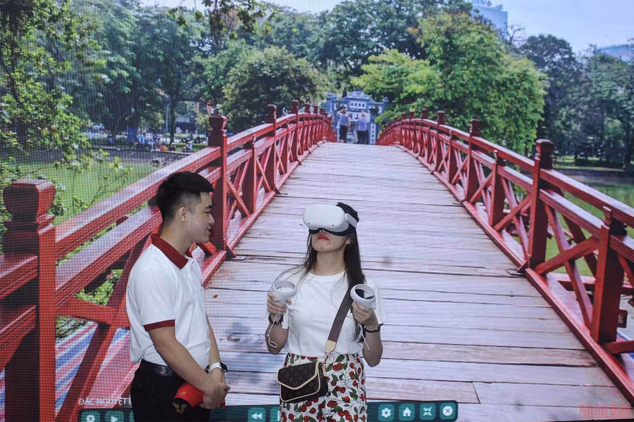 Du khách trải nghiệm du lịch Hà Nội qua tương tác thực tế ảo. (Ảnh: Đăng Khoa) 