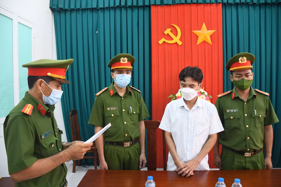 Trần Văn Quí nghe Công an tỉnh Trà Vinh tống đạt các quyết định. Ảnh: Xuân Phúc