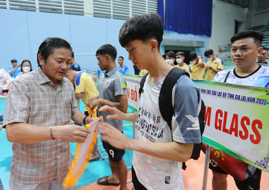 Giám đốc Sở Văn hóa-Thể thao và Du lịch Trần Ngọc Nhung tặng cờ lưu niệm cho đại diện các câu lạc bộ tham gia giải. Ảnh: Văn Ngọc Giám đốc Sở Văn hóa-Thể thao và Du lịch Trần Ngọc Nhung tặng cờ lưu niệm cho đại diện các câu lạc bộ tham gia giải. Ảnh: Văn Ngọc
